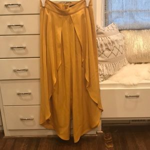 BCBG wide-leg tulip pant.